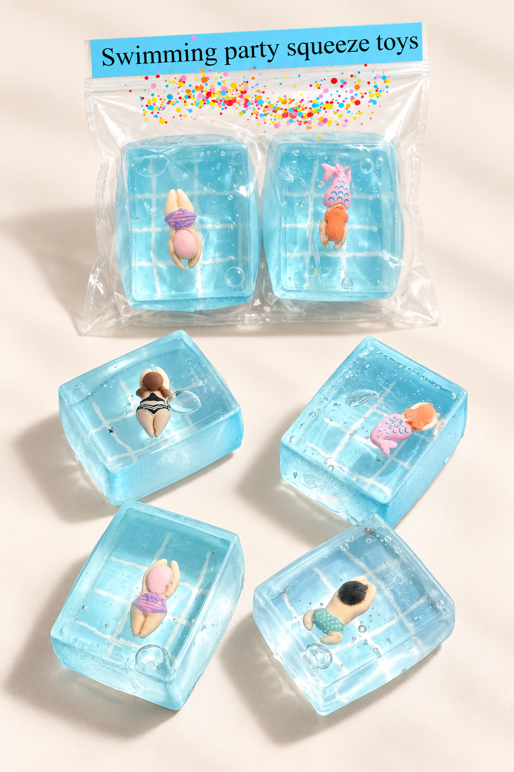 Türkisfarbener Pool-Squish mit eingeschlossener Schwimmfigur vor neutralem Hintergrund