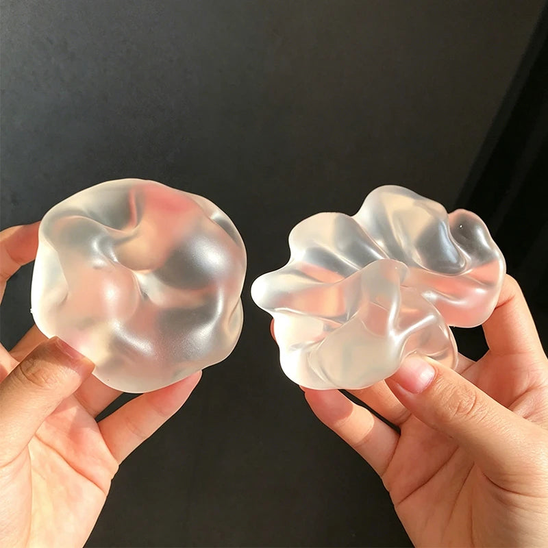 Hand drückt Kokosnuss Squeeze Ball zusammen