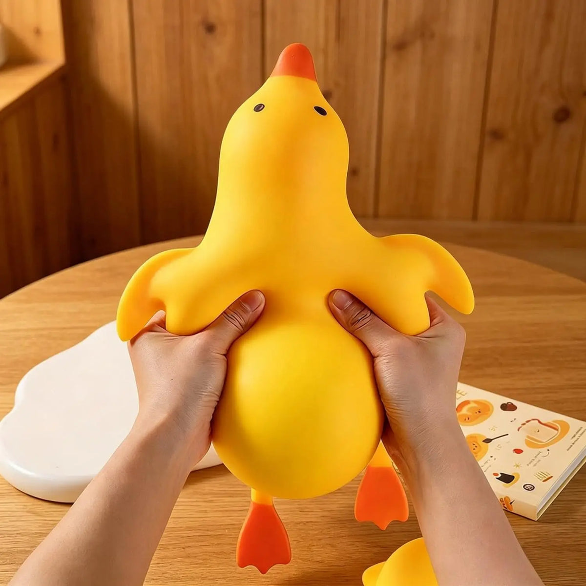Hand drückt Press-Ente XXL zusammen