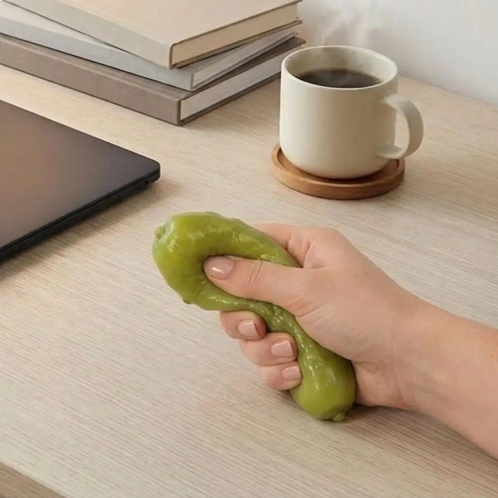 Hand drückt Pickle Squish – Slow Rise zusammen