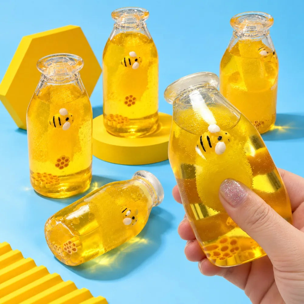 Hand drückt Honig Flasche Squish zusammen