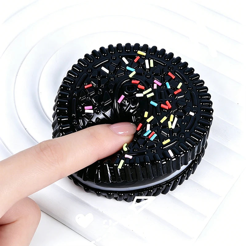 Hand drückt Streusel Keks Squishy zusammen